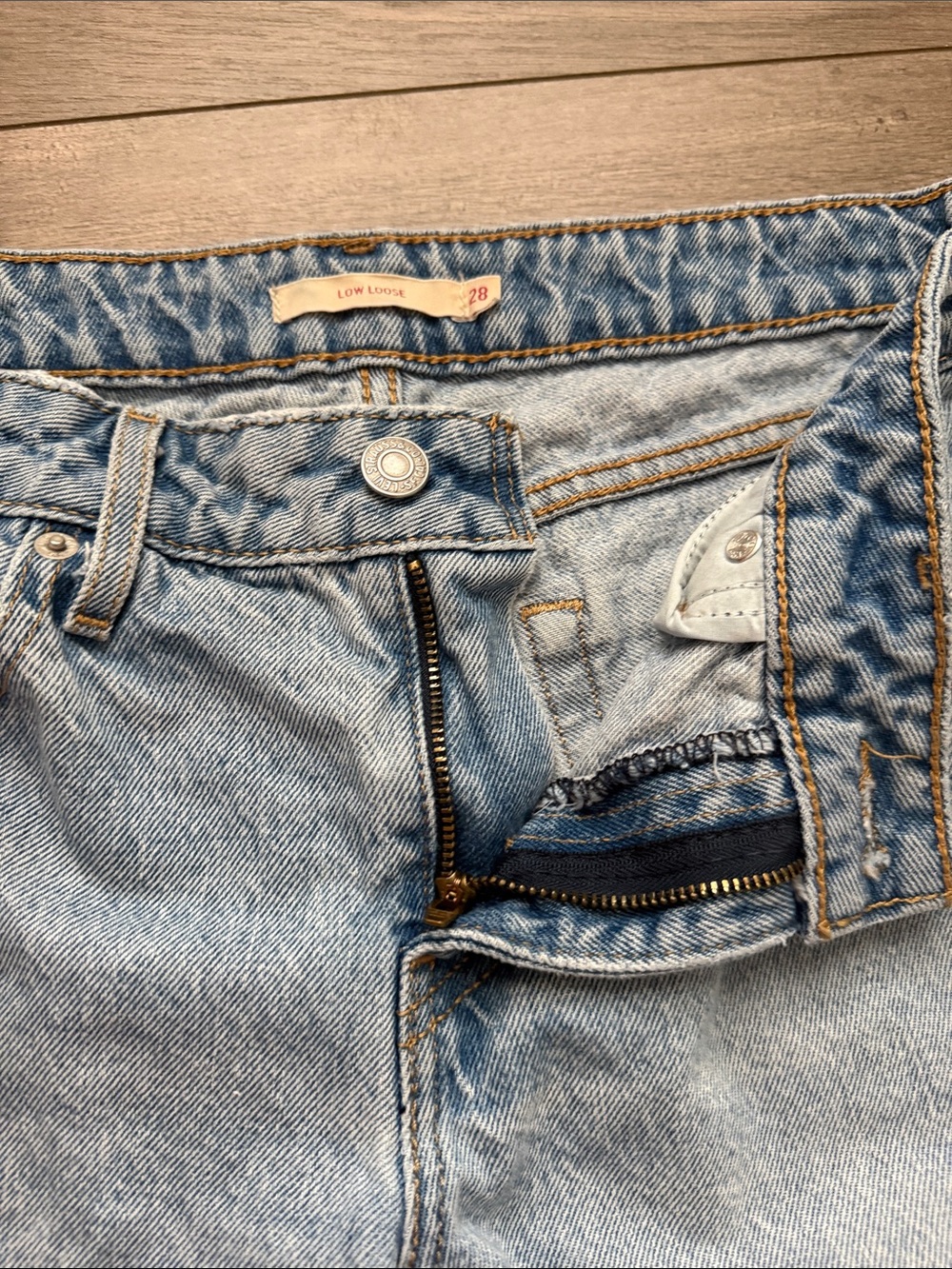 Levi’s Low Loose Light Wash Distressed Women’s Jeans Size 28 - Picture 6 of 10